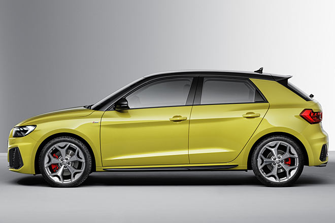 Vor allem mit der Bicolor-Optik kommt die breite C-Säule gut zur Geltung. Schade, dass die stehenden Außenspiegel aufgegeben wurden. Die Basis steht auf mickrigen 15-Zoll-Rädern, maximal sind diese 18-Zöller möglich