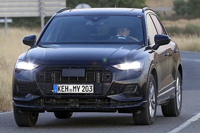 In Spanien erwischt fast ohne Tarnung: Das ist der neue Audi Q3. Der Grill endet jetzt auf Höhe der Scheinwerfer, diese sind innen flacher und außen heruntergezogen