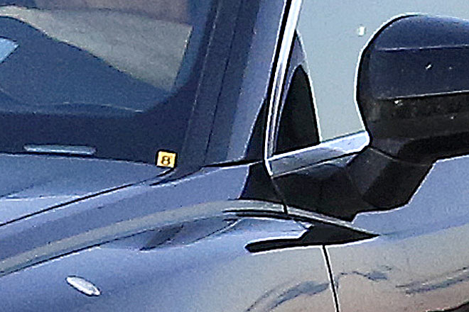 Daraus ergibt sich eine neue Gestaltung der A-Säulen-Wurzel, flankiert von nunmehr stehenden Außenspiegeln