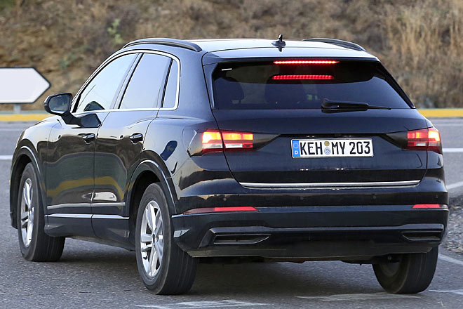 Geteilte statt einteilige Rückleuchten: Hinten wirkt der neue Q3 weniger eigenständig und deutlich weniger satt als zuvor. LED-Technik ist offenbar nicht Standard