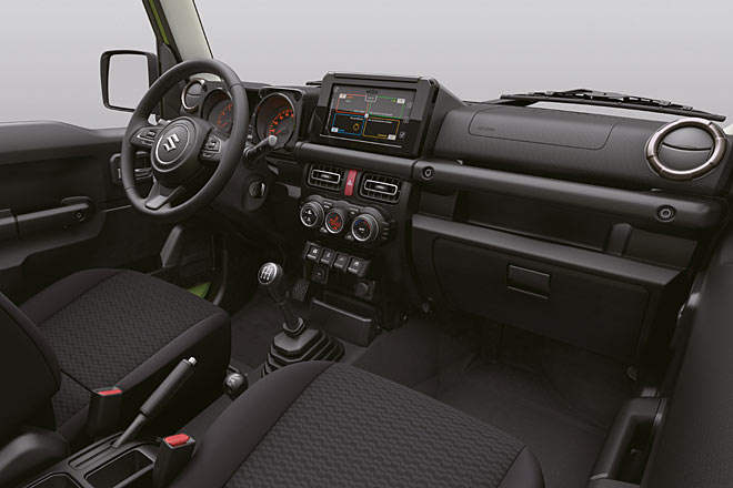 Sichtbare Schrauben statt Chi-chi im Interieur. Großer Bildschirm mit Navigation und Handyanbindung optional. Verteilergetriebe und Handbremse werden manuell bedient