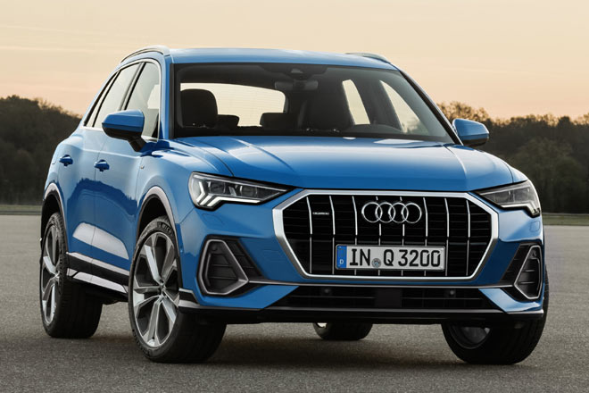 Das Fotomodell ist ein Q3 S-line in Turboblau mit 20 Zoll großen Rädern und Matrix-Scheinwerfern. Die stehenden Außenspiegel und der neue Fugenverlauf der Haube stehen dem Q3 gut