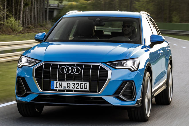 Der Kühlergrill ist nun achteckig ausgeführt und breiter, erlaubt aber wieder einen Hauch von Wagenfarbe als Trennung zu den Scheinwerfern. Sie sind immer in LED ausgeführt, drei Levels stehen zur Wahl