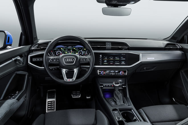 Völlig neu zeigt sich das Interieur. Digitale Instrumente (10,25 oder 12,3 Zoll) sind Standard, in der Mitte sitzt ein Touchscvreen (8,8 oder 10,1 Zoll). Auffallend sind die Luftduschen