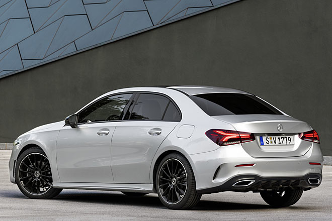 Das Fotomodell verfügt über die AMG-Line mit speziellen Schürzen, Schwelleraufsätzen, dem Diamant-Grill und großen Rädern