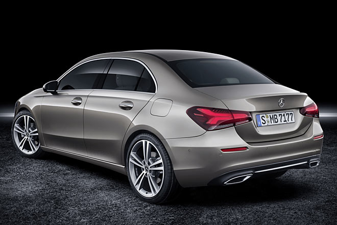 Anders als die heckgetriebenen Limousinen von Mercedes trägt der Stufenheck-A geteilte Rückleuchten. Der links positionierte Tankdeckel bleibt ein Ärgernis