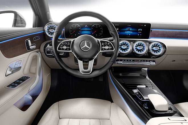 Das Interieur entspricht dem des Fünftürers. Im Bild die höchste Ausbaustufe mit zwei 10,25-Zoll-Displays