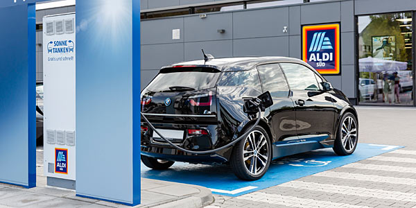 Aldi Süd baut weitere E-Ladestationen