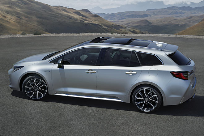 ... trägt die Seitenansicht mehr Eleganz. Statt drei wie beim Auris Kombi gibt es nun fünf Fenster und stehende Außenspiegel, die Chromeinfassung wandert nach oben, und der Schweller ist stärker betont