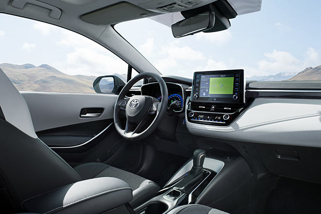 So sieht der neue Corolla von innen aus: Reduziert und clean und doch mit konventioneller Aufteilung. Hochwertig oder behaglich wirkt das Ambiente aber nicht