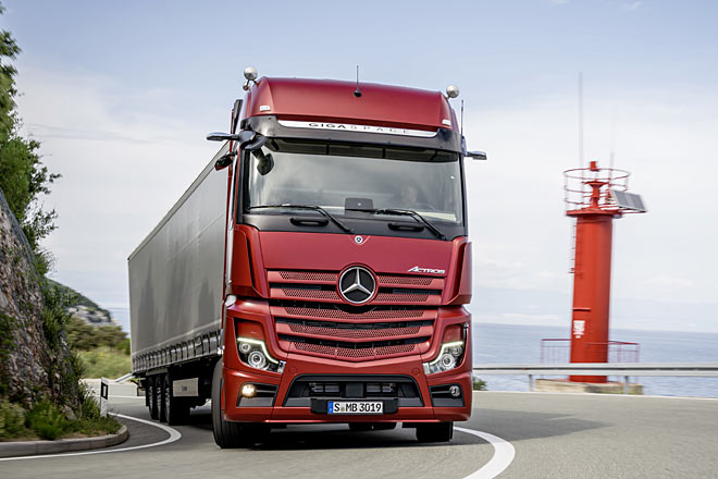 Erstmals stattet Mercedes ein Serienfahrzeug mit Kameras statt Außenspiegeln aus &ndash; der Anblick ist ungewohnt, die Vorteile sind vielfältig