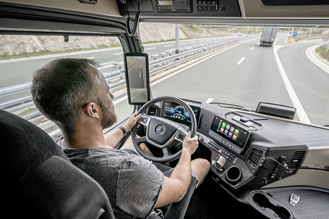 Das Bild wird im Cockpit auf zwei 15-Zoll-Monitoren in den A-Säulen angezeigt. Bildausschnitt und vieles mehr kann konfiguriert werden