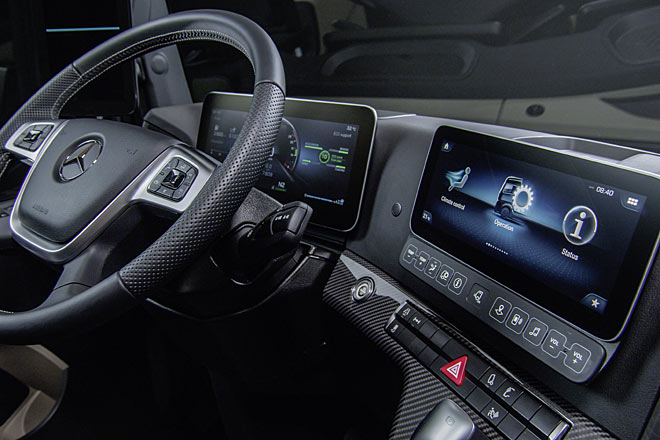 Auch der Actros bekommt jetzt serienmäßig ein Digitalcockpit, hier in der größten Ausbaustufe mit einem 12- und einem 10-Zoll-Display