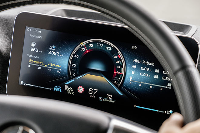 Die Anzeige ist konfigurierbar, das rechte Display ist mit Touchfunktion versehen