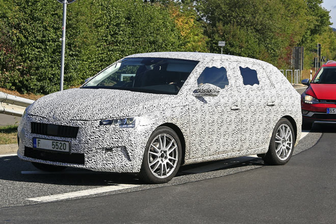 Der Kompakte kommt künftig nur noch als Schrägheck. Škoda will ihn höher positionieren und als Golf-Konkurrenten verstanden wissen. Der werkseigene Golf Alltrack ist denn auch bei der Testfahrt dabei