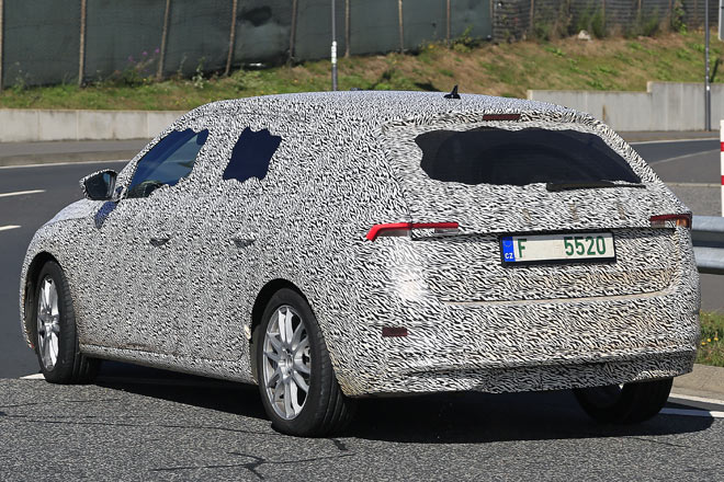 Am Heck gibt es höchstwahrscheinlich geteilte, filigrane Rückleuchten. Im Übrigen ist nichts Besonderes zu erkennen