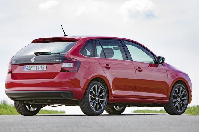 Das ist der noch aktuelle Rapid Spaceback, der meist mit der optisch nach unten gezogenen Heckscheibe verkauft wurde