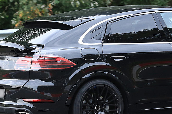 Bei Letzterem versucht der Prototyp natürlich noch, die Betrachter aufs Glatteis zu führen