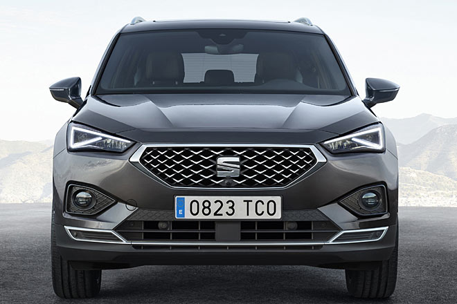 Markentypisches Tagfahr-/Blinklicht mit etwas längerer Signatur. Voll-LED-Scheinwerfer sind Standard