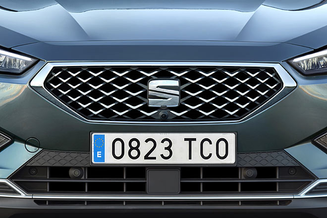 Die Front trägt einen steileren und markanter herausgearbeiteten Grill als gewohnt. Ein 360-Grad-Kamerasystem ist erhältlich