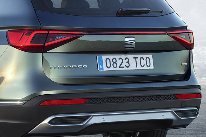 Untypisch: Der Schriftzug sitzt nicht zentral. Unverhofft: Keine seitlichen Luftleitaufsätze an der Heckscheibe. Unnötig: Auch Seat verbaut Fake-Blenden