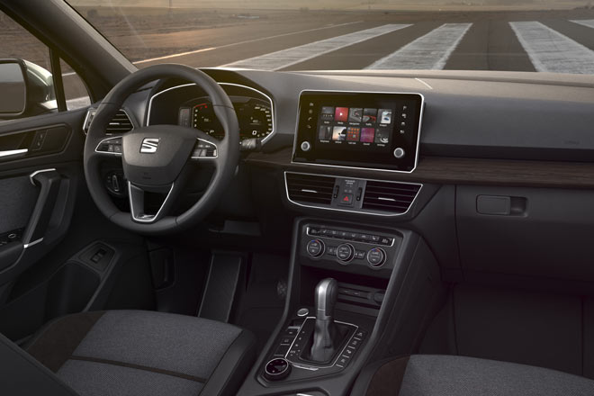 Blick ins Interieur: 10,25-Zoll-Instrumentierung muss reichen. Der zentrale Monitor ist erstmals bei Seat freistehend ausgeführt, wirkt aber größer als er tatsächlich ist (optional bis acht Zoll)