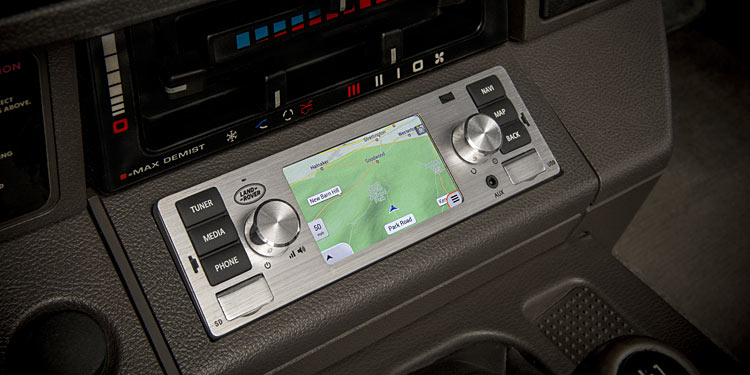Jaguar Land Rover: Modernes Infotainment für Klassiker
