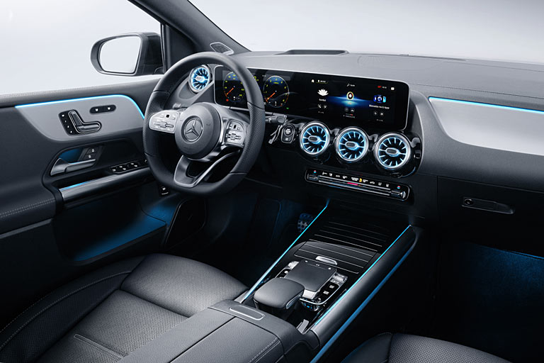 Zurück zum neuen Look, hier in dunkler Farbgebung. Die umfangreiche Ambientebeleuchtung verfügt über bis zu 64 Farben und zehn Farbwelten