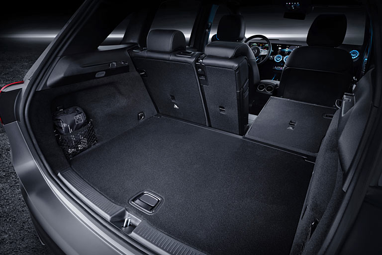 Die Rücksitzbanklehne ist künftig im Verhältnis 40:20:40 geteilt. Einen waagrerechten Laderaumboden kriegt Mercedes so wenig hin wie die Konkurrenz