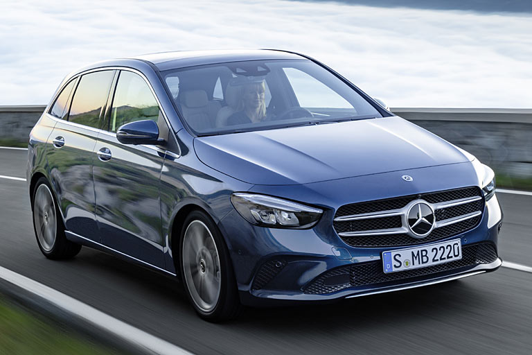 Neue Front mit steilerem und tieferem Grill, flacheren Scheinwerfern und schöner modellierter Haube. Auch die Schürze und die Außenspiegel sind eleganter geraten als bisher