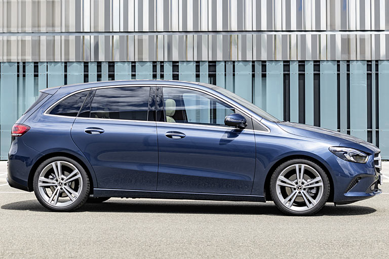 Das Glas in den hinteren Türen bleibt einteilig, das Fenster in der C-Säule darf endlich eine ansprechende Form tragen