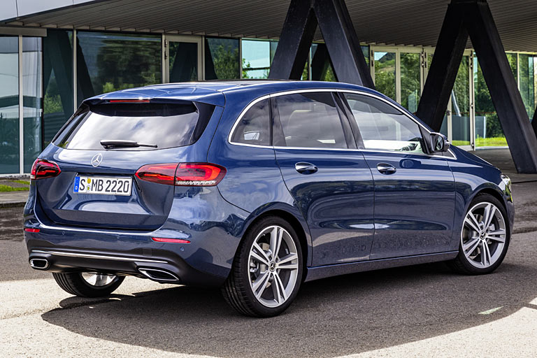 Die Heckansicht wird geprägt von filigraneren Leuchten mit moderner Signatur und einem Kennzeicheneinsatz, der nun ohne Chromleiste auskommt. Die Flaps an der Heckscheibe gefallen dagegen weniger