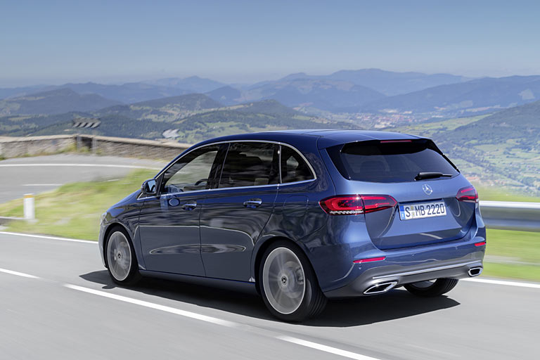 Die Rückstrahler sind jetzt in der Schürze angesiedelt, der Dachkantenspoiler ist größer und markanter als bisher