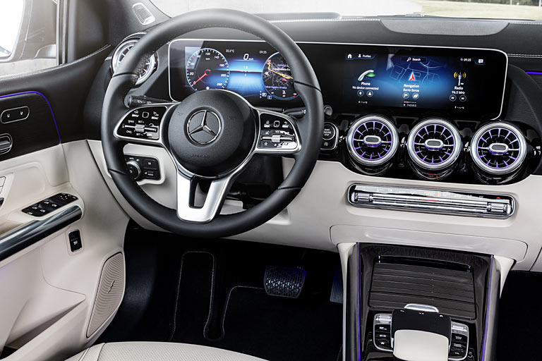 In der größten Ausbaustufe verfügt das lernfähige, MBUX genannte Multimediasystem über zwei 10,25 Zoll große Displays