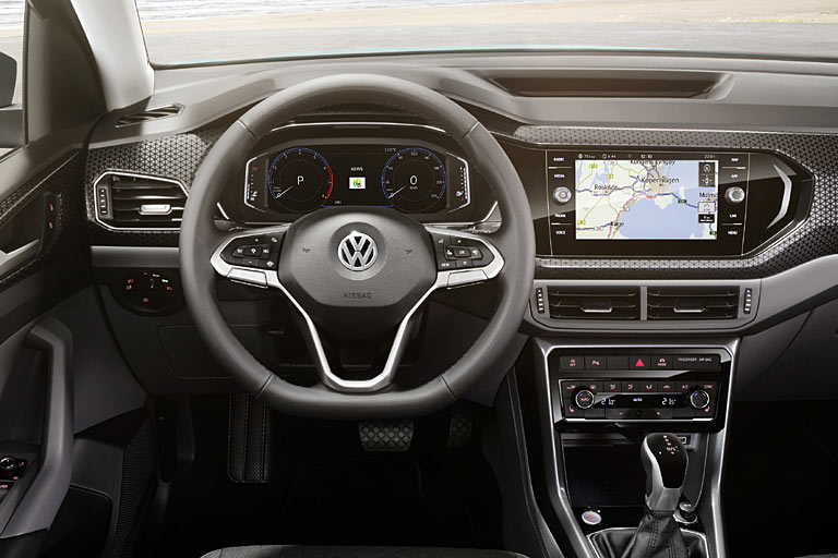 Digitalinstrumente und 8-Zoll-Navi gibt es optional. Merkwürdig: Der DSG-Wählhebel sieht aus wie ein Schaltknüppel