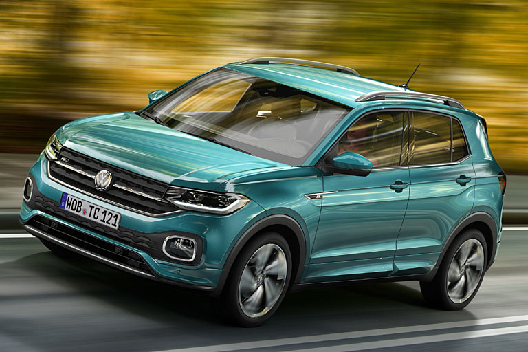 Optisch folgt der T-Cross dem neuen Familiengesicht mit dem heruntergezogenen Kühlergrill und betonten Nebelleuchten