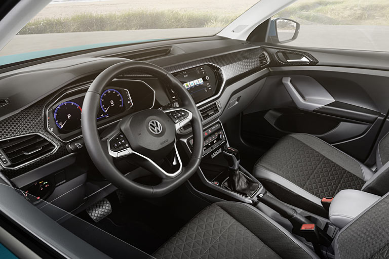 Das Interieur ist nicht so peppig gelungen wie das Exterieur, folgt nah dem Polo. Nach wie vor muss in dieser Klasse die manuelle Handbremse reichen