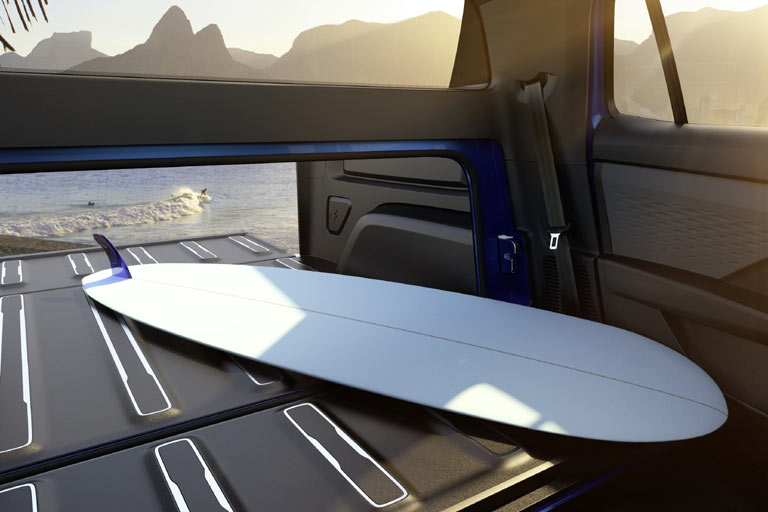 Besonderheit ist die Rückwand der Passagierkabine, die sich öffnen lässt. Bei geschlossener Ladefläche sind dann 1,86 Meter Länge verfügbar. So edel und waagerecht wie bei der Studie dürfte das im Serienmodell aber nicht umgesetzt sein