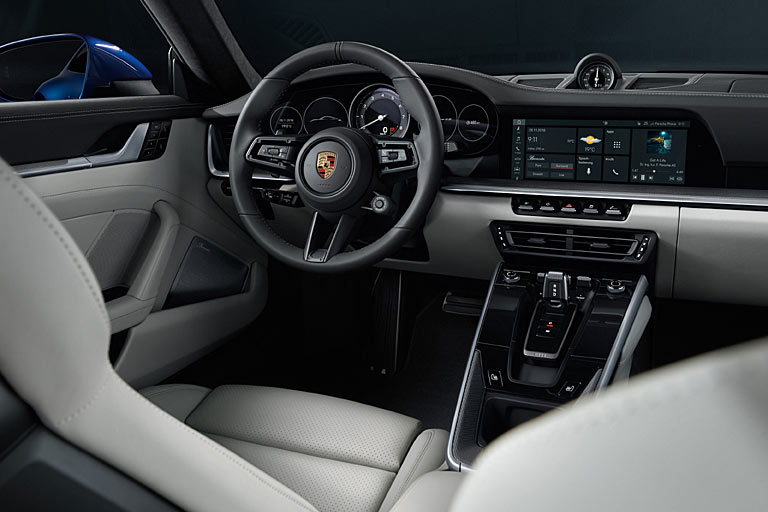 Im Interieur gibt es weiter die dominante Mittelkonsole. Der zentrale Touchscreen wandert nach oben und misst nun 10,9 Zoll