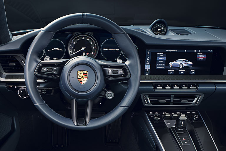 Einzig der Drehzahlmesser bleibt analog, daneben befinden sich jeweils Displays. Zusammen ergibt sich die bekannte 5-Uhren-Optik