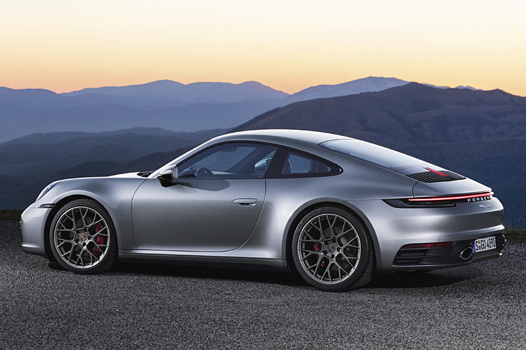 Los geht es zunächst mit dem Carrera S mit nunmehr 450 PS, der ab 120.000 Euro verkauft wird. Diverse Derivate werden wie üblich folgen