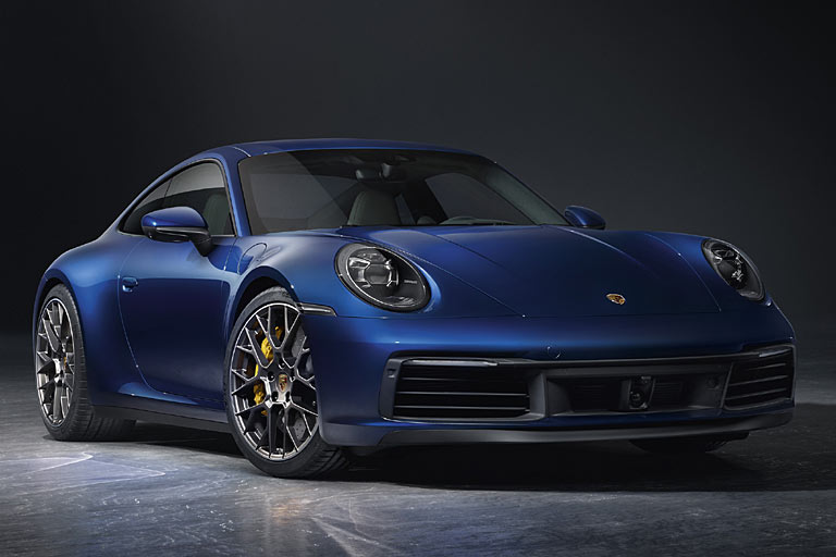 Die Formgebung ist natürlich weitgehend unverändert geblieben. Kenner werden die tiefer heruntergezogene Motorhaube und die modifizierte Frontschürze entdecken