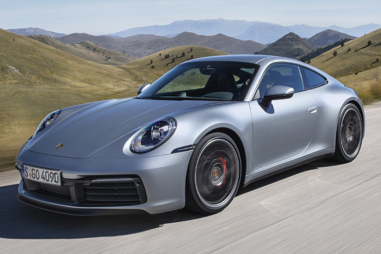 Auch die Scheinwerfer, Außenspiegel und Seitenblinker zeigen sich leicht verändert. Zusätzlich zur Mischbereifung erhält der Elfer nun auch verschiedene Radgrößen (vorne 20, hinten 21 Zoll)