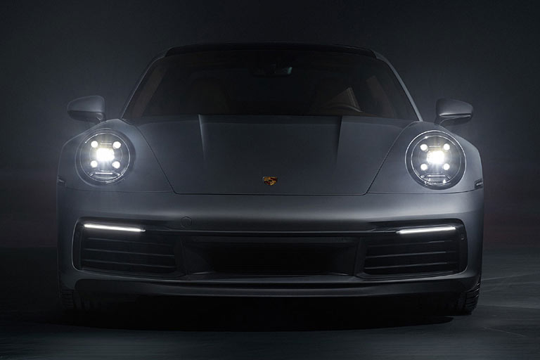 Das Tagfahrlicht ist markentypisch in Vier-Punkt-Optik ausgeführt. Die eingeprägte Vertiefung der Motorhaube soll den Ur-Elfer zitieren