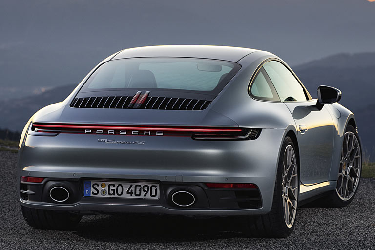 Am Heck trägt nun auch der Elfer variantenübergreifend das bisher bestimmten Modellen vorbehaltene durchgehende Leuchtband. Die dritte Bremsleuchte verabschiedet sich daher vom horizontalen Design und setzt auf eine markante Neugestaltung