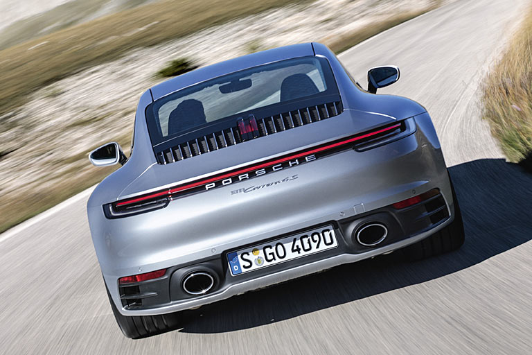 Der Heckspoiler fährt nun variabel aus, ist breiter geworden und vor allem viel harmonischer in die Karosserie integriert