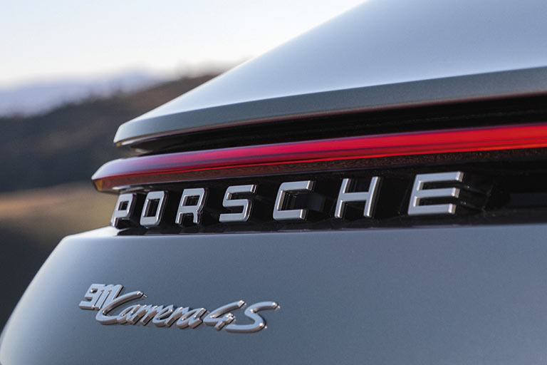 Der Markenschriftzuug sitzt nicht mehr auf dem Blech, der Modellschriftzug zeigt sich in neuem Look. Schwarze oder lackierte Ausführungen gibt es wie üblich für viel Aufpreis