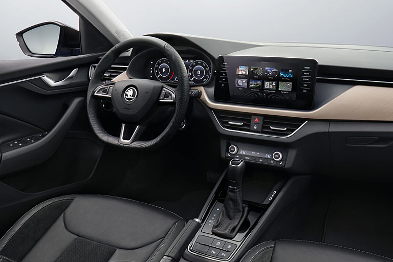Moderner, cleaner, geradliniger als der Rapid: So sieht der neue Škoda Scala von innen aus. Die Türöffner sind nicht eines Designpreises verdächtig, die schräger gestellten Türgriffe funktional ein Rückschritt