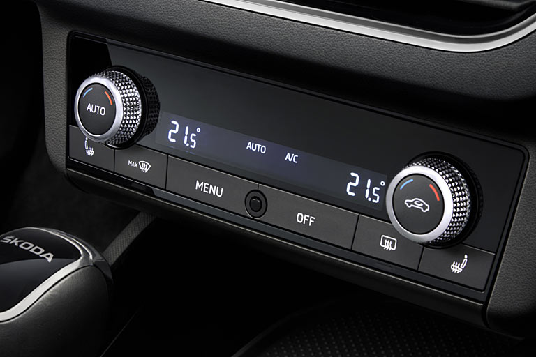 Die neue Klimabedieneinheit ist enttäuschend: Sie bietet keine Tasten mehr für SYNC-Funktion, maxA/C, Gebläsestärke oder Luftverteilung. Man wird vieles nur noch über das Menü im Bildschirm steuern können