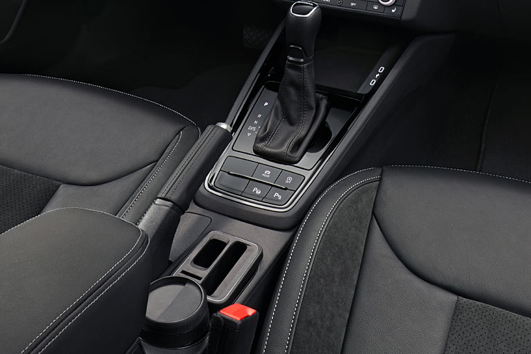 Es bleibt bei der unpraktischen und unschönen, allerdings preiswürdigen manuellen Handbremse, womit der Scala nicht gegen Golf oder Leon ankommt. Eine simply-clever-Lösung für sichtbare Handy-Ablage hat auch Škoda nicht in petto